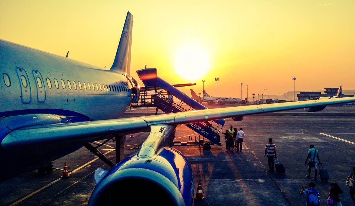 Passageiros embarcando em avião