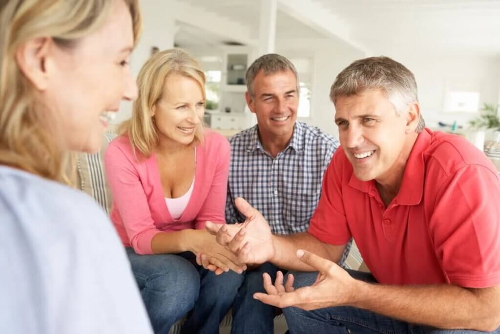 Reunião de amigos mais velhos