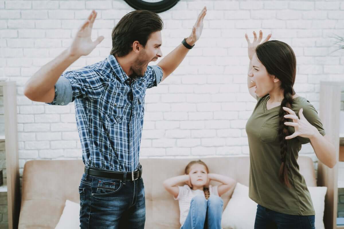 Casal brigando diante da filha