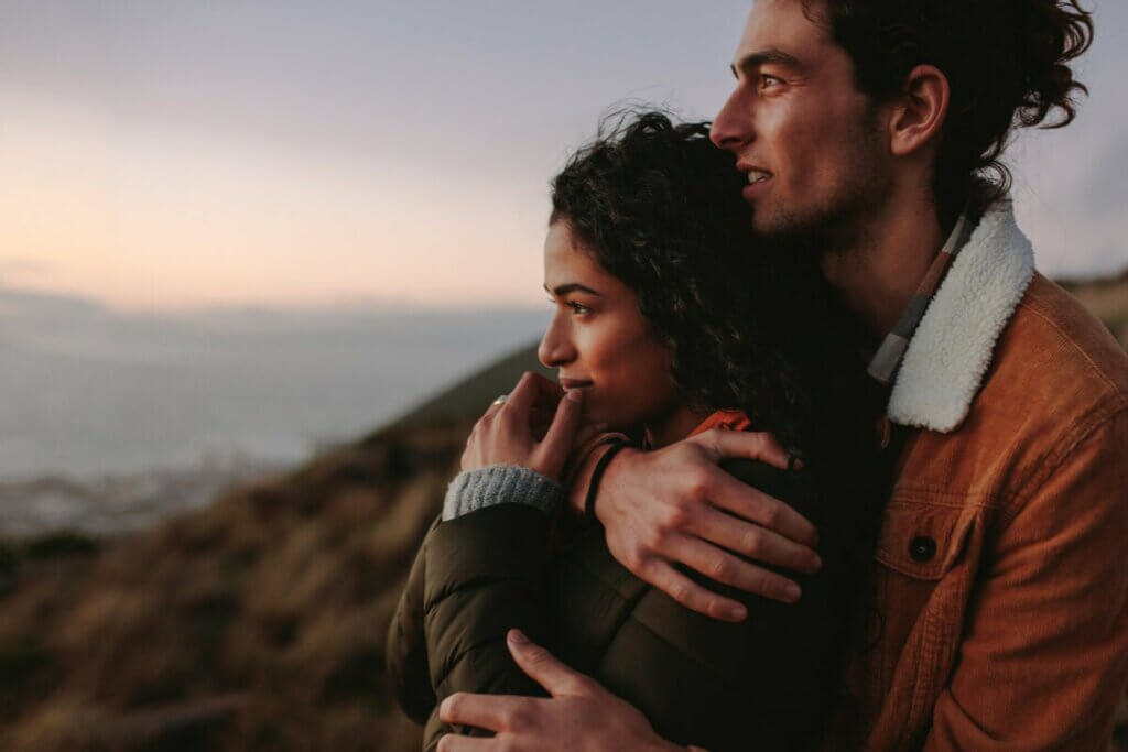 Casal observando o horizonte