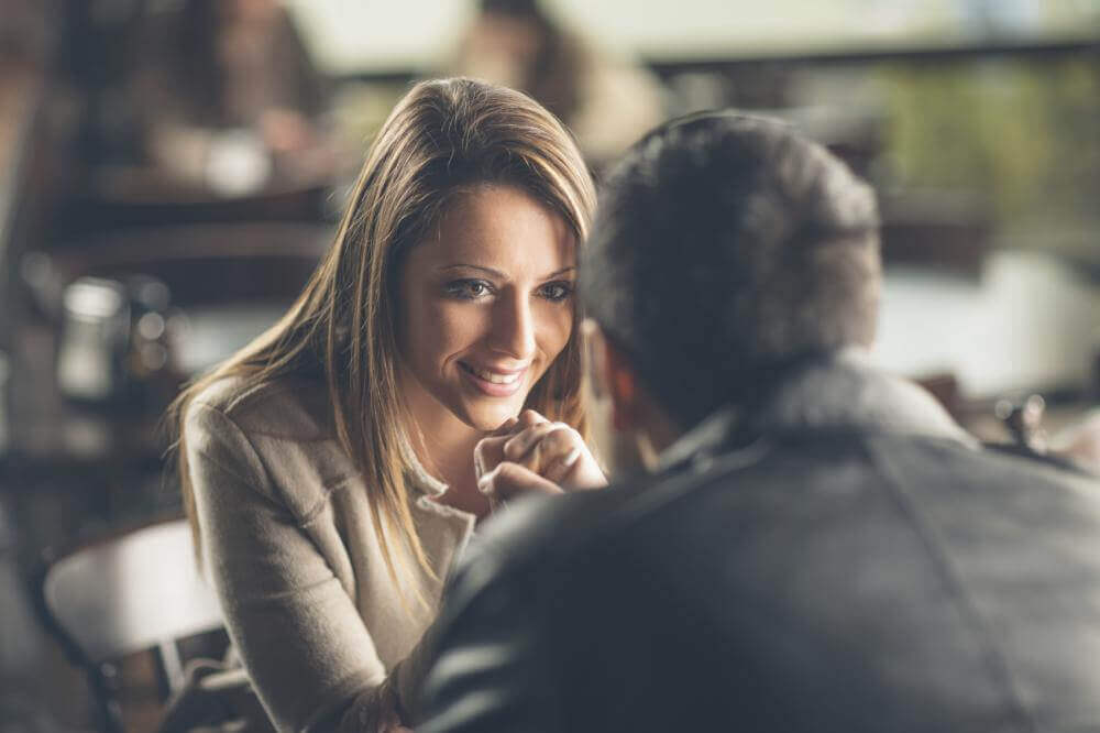 Casal se olhando apaixonadamente