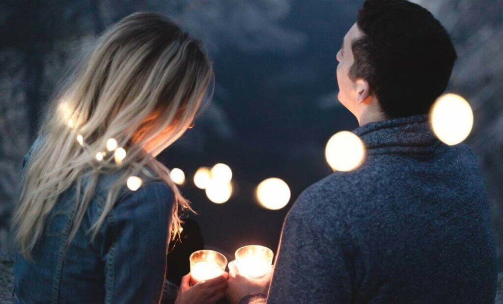 Casal com velas e luzes