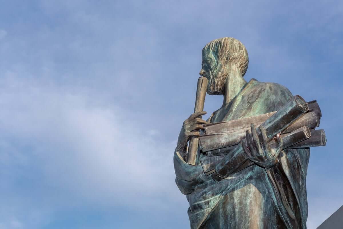 Estátua de Aristóteles