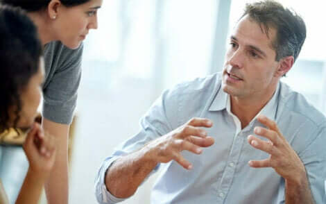 Chefe dando orientações