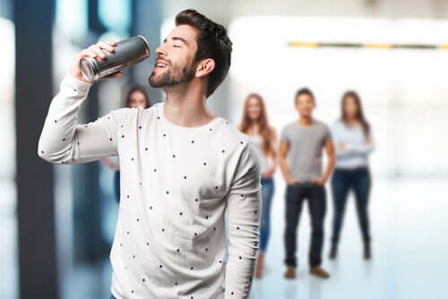 Homem tomando energético