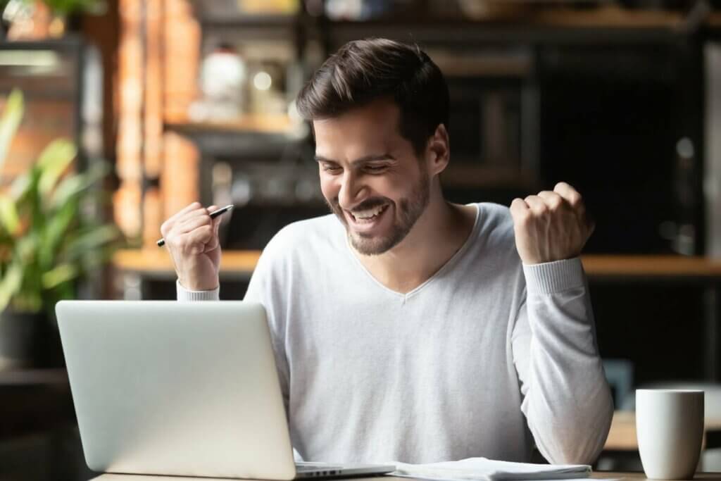 Homem feliz no trabalho
