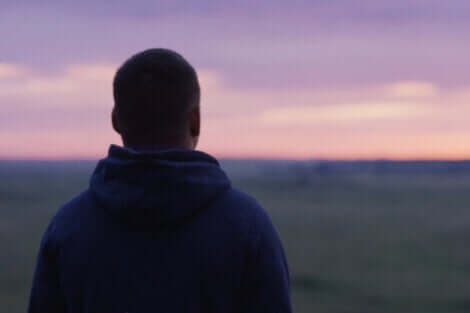 Homem observando o horizonte