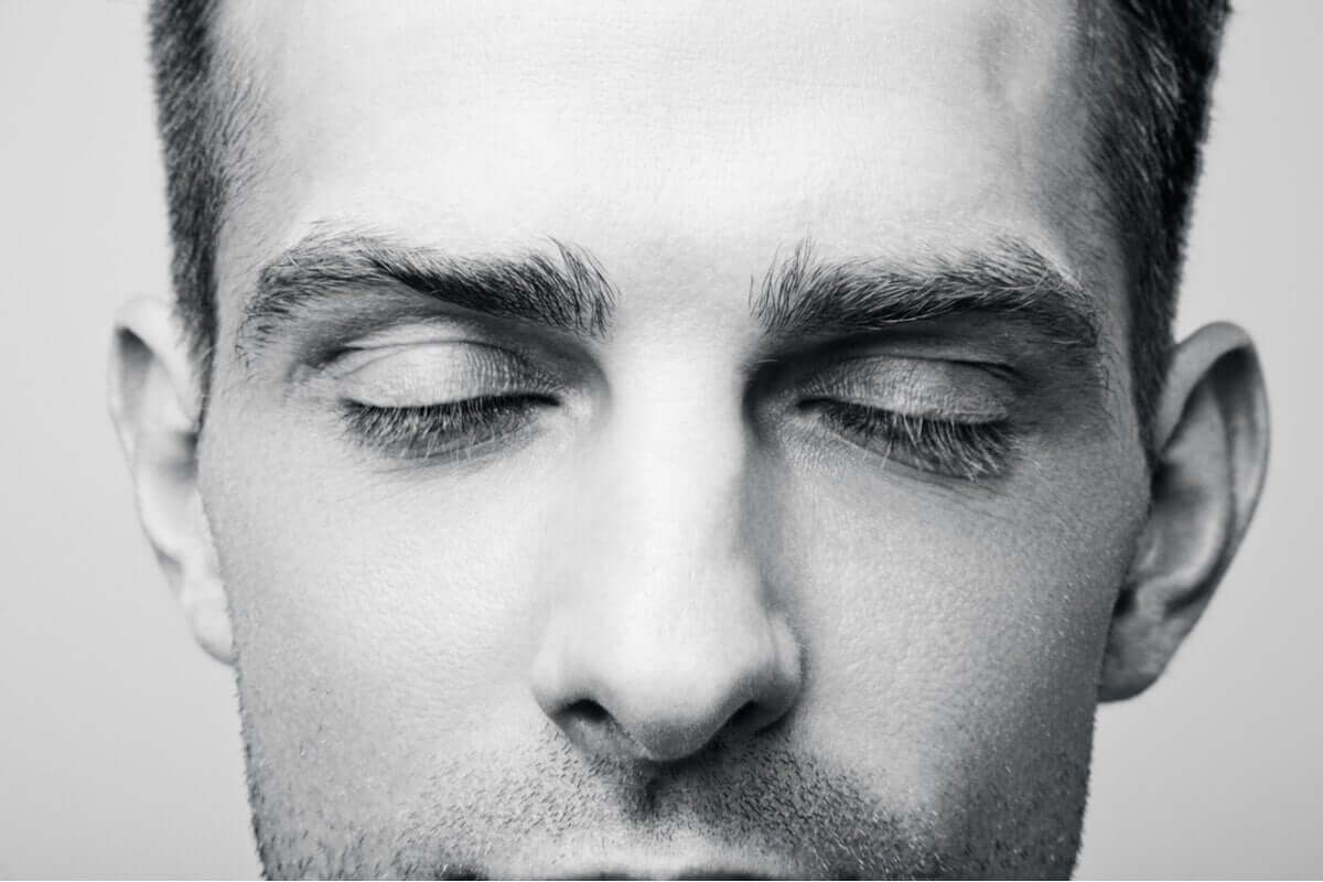 Homem de olhos fechados