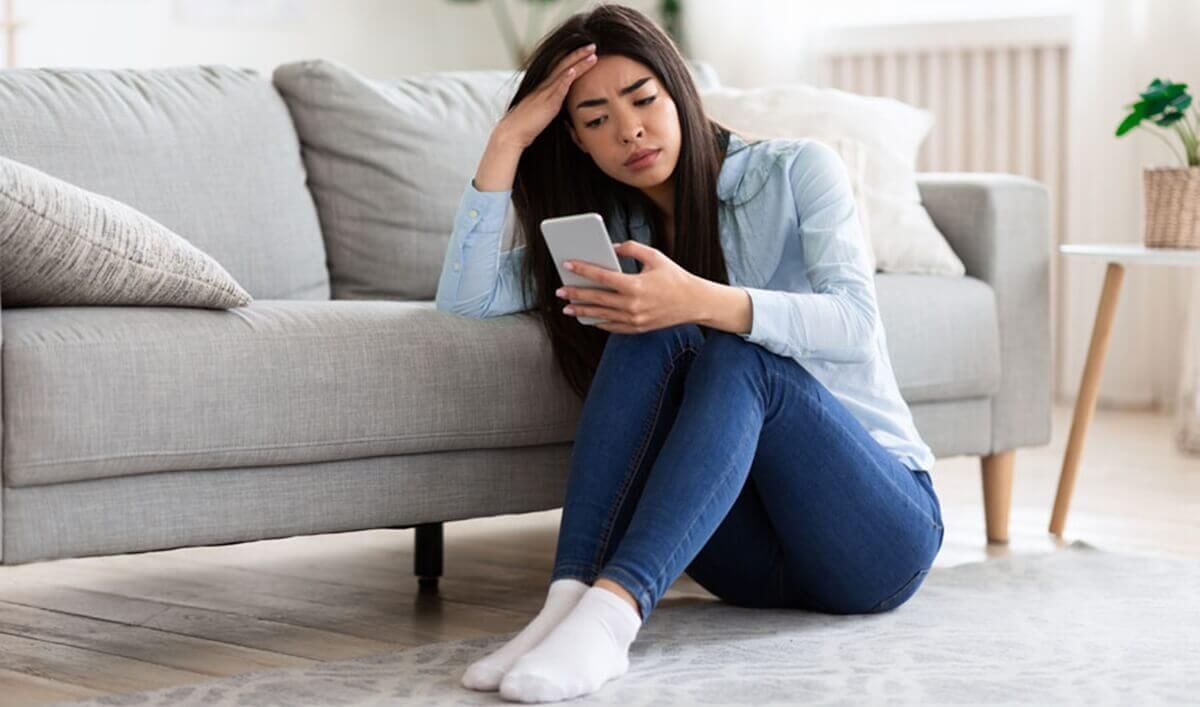 Jovem preocupada lendo notícias