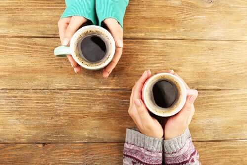 Pessoas tomando café