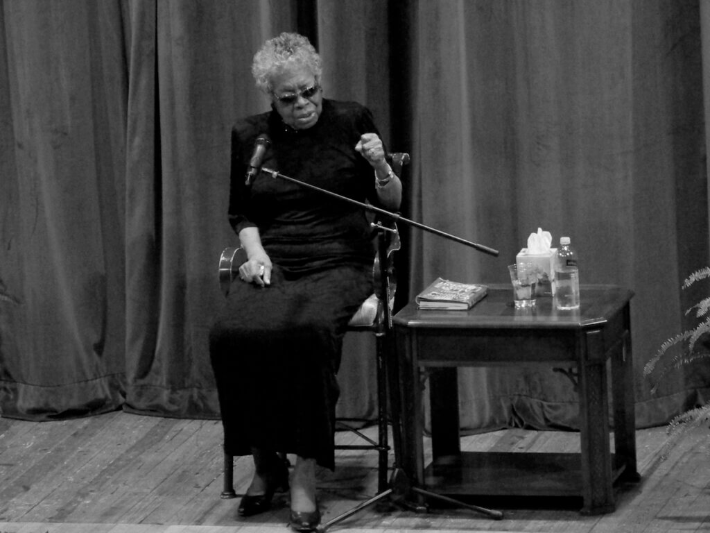 Maya Angelou recitando