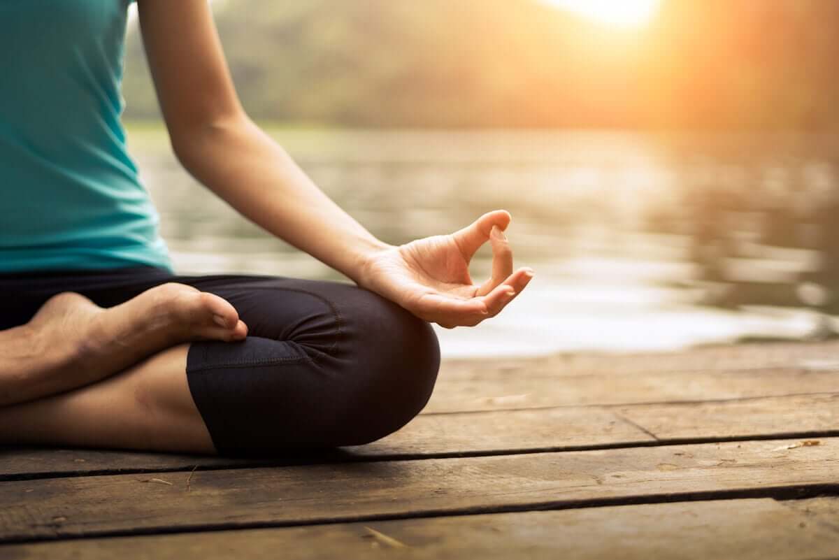 Mulher meditando