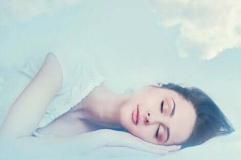 Mulher dormindo e sonhando