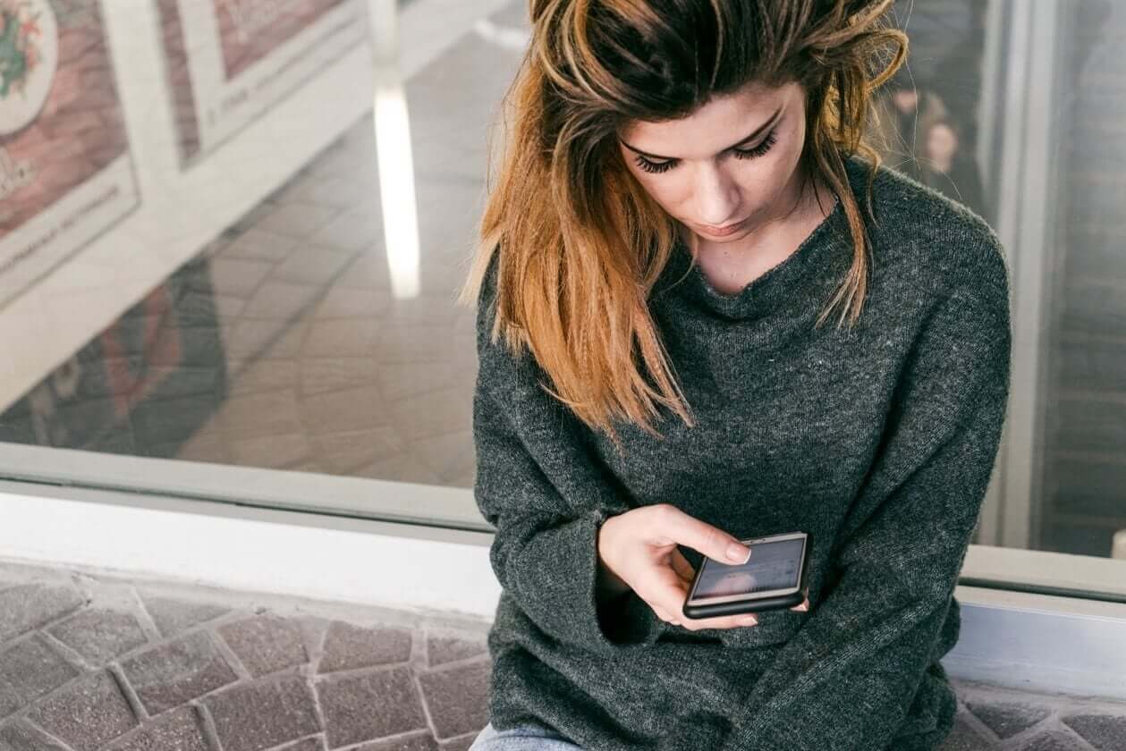 Mulher olhando seu celular