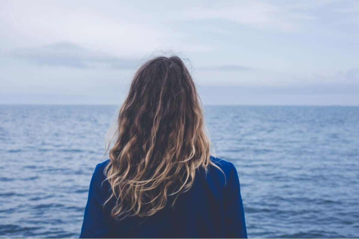 Mulher observando o mar