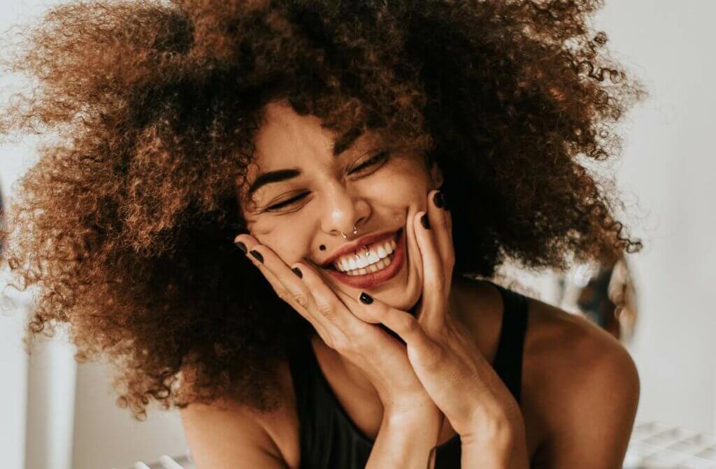 Mulher sorrindo com leveza