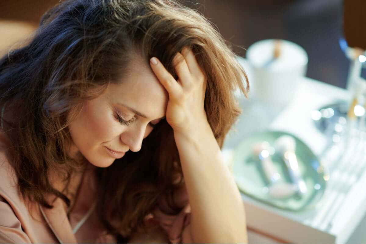 Mulher triste com prática do autoabuso