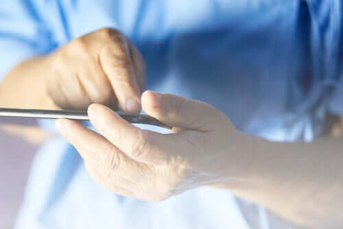Médico usando celular