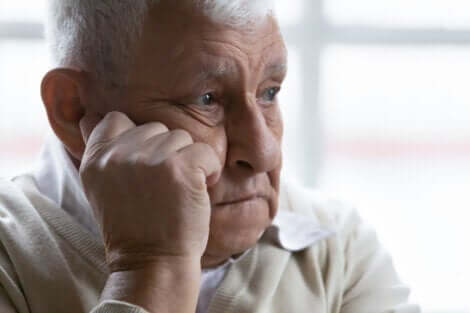 Senhor sofrendo de depressão