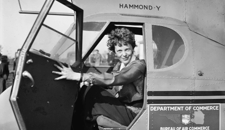 Amelia Earhart em avião
