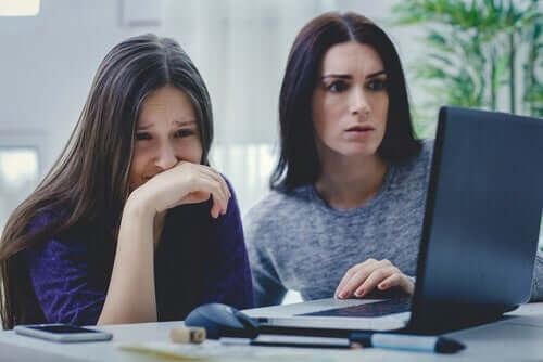 Adolescente sofrendo cyberbullying