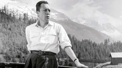Albert Camus diante de paisagem