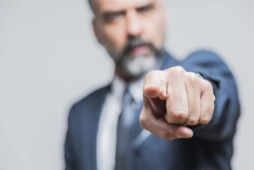 Homem apontando o dedo