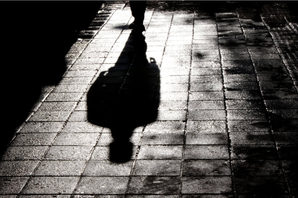 Homem caminhando sozinho à noite