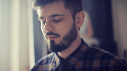 Homem de olhos fechados