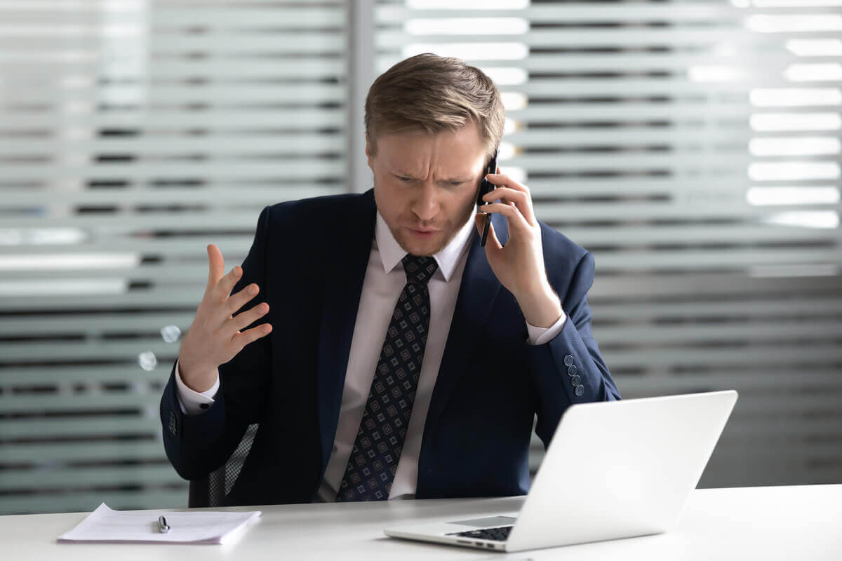 Homem falando ao telefone