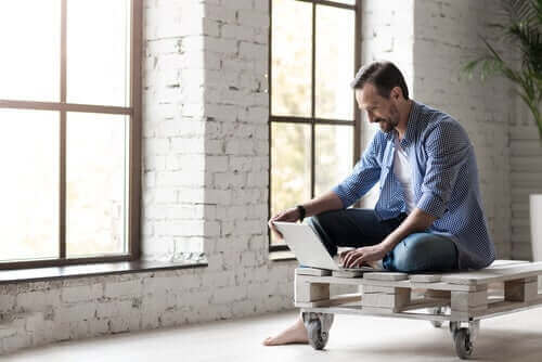 Homem trabalhando remotamente