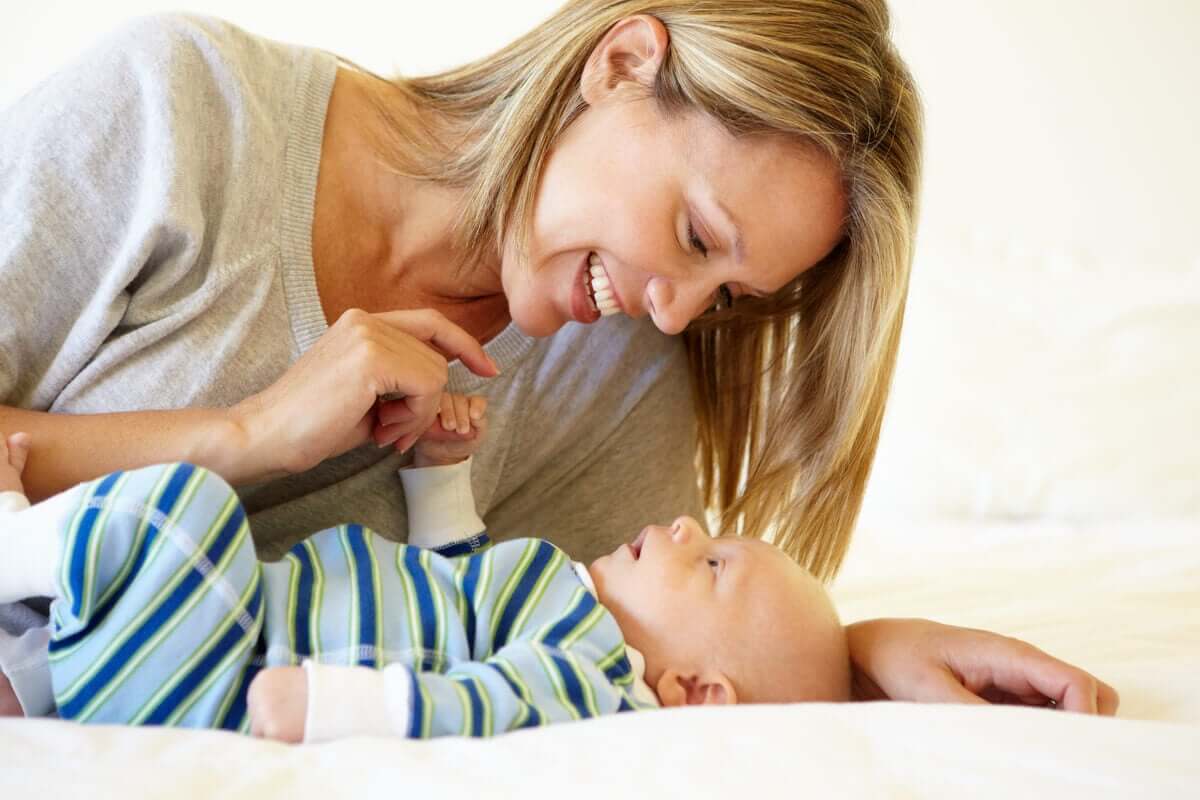 Mãe interagindo com seu filho