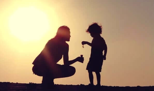 Mãe brincando com filho no por do sol