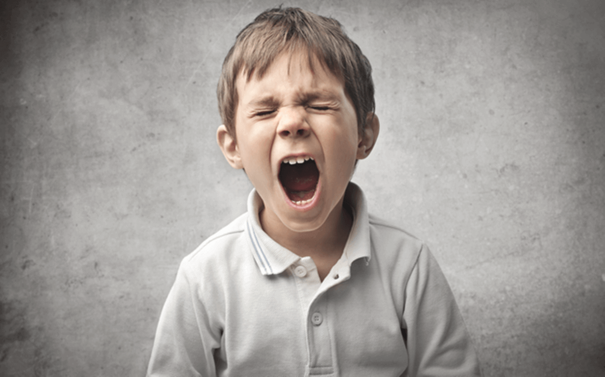 Menino gritando