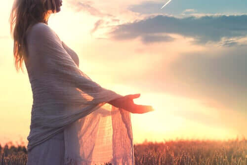 Mulher aberta para a vida