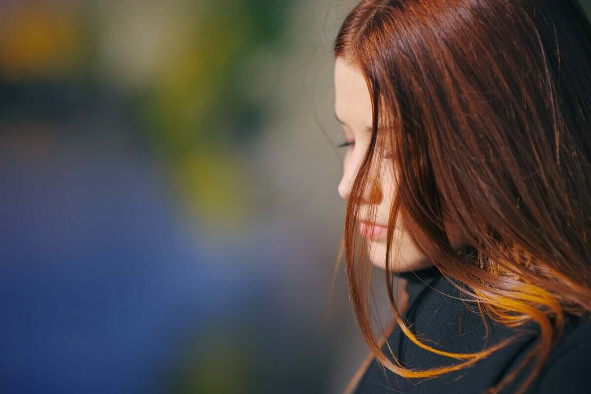 Mulher de cabeça baixa