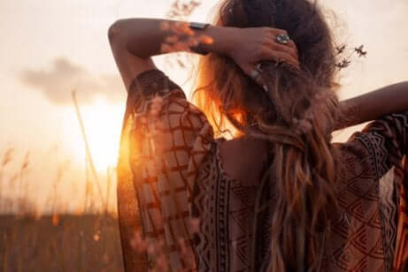 Mulher pensando na vida