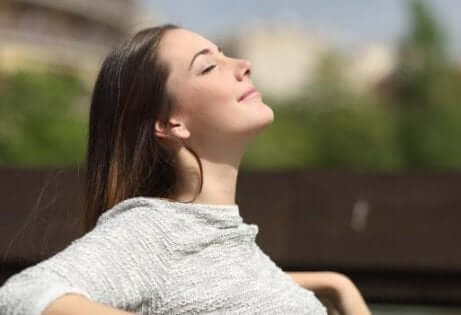 Mulher sentindo o sol na pele