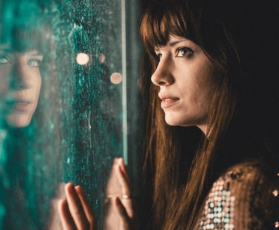 Mulher olhando pela janela