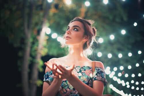 Mulher observando luzes