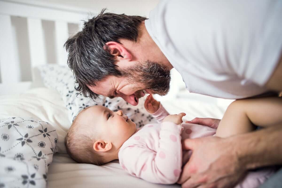Pai conversando com filha bebê