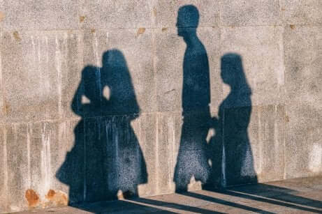 Sombras de pessoas em muro