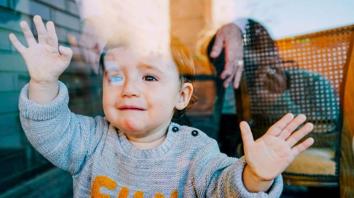 Bebê chorando em janela