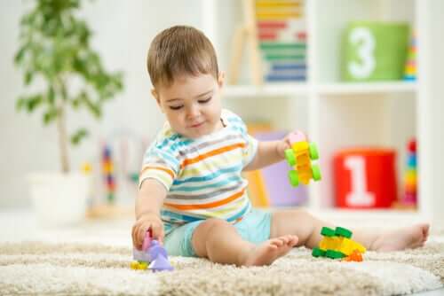 Bebê brincando no chão