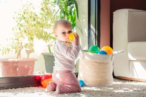 Bebê brincando com bolas
