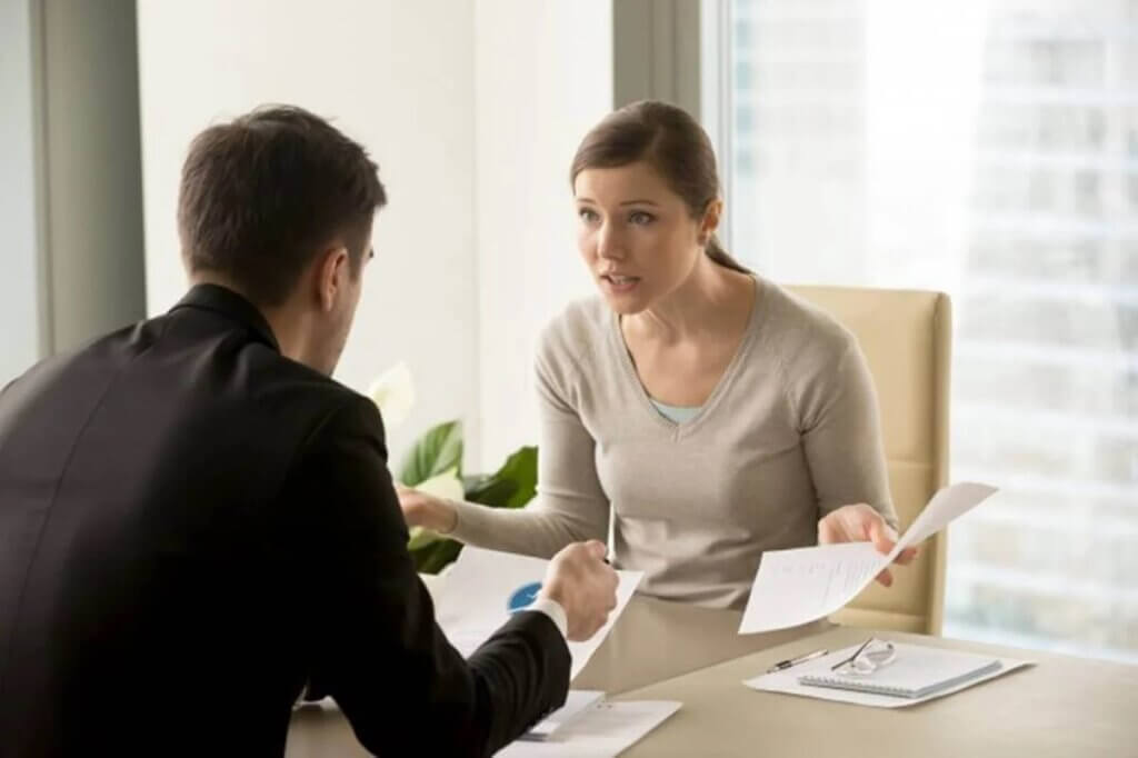 Colegas discutindo no trabalho