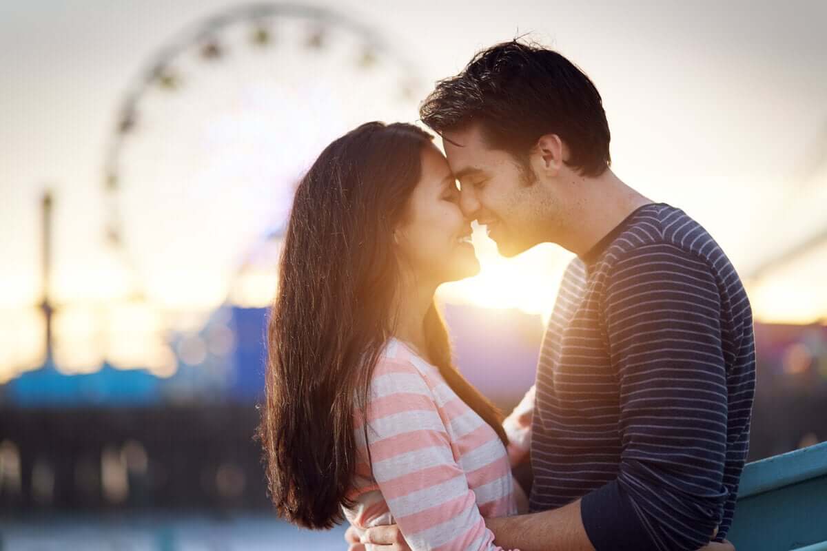 Casal se beijando