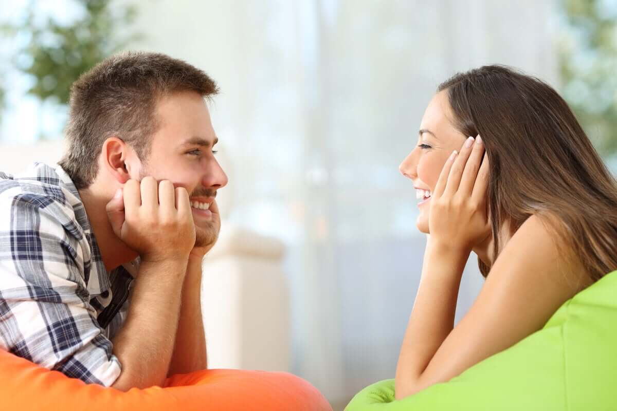 Casal sorrindo e se olhando