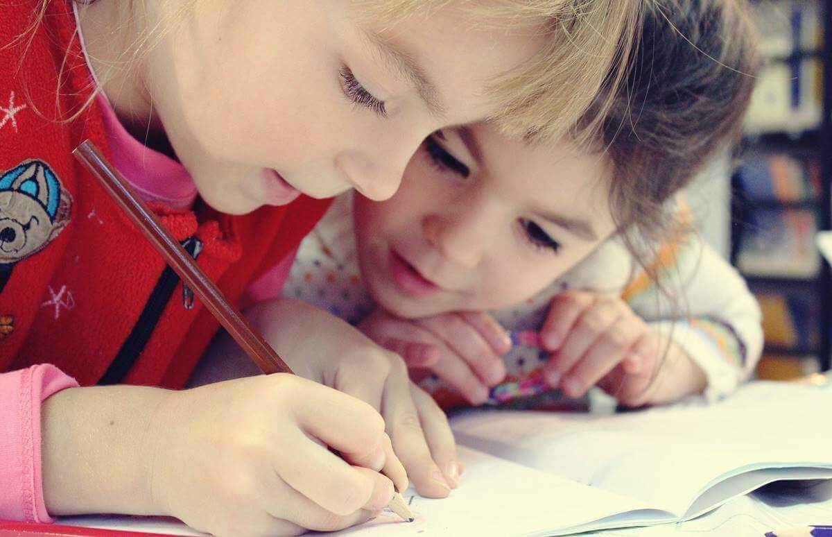 Crianças estudando