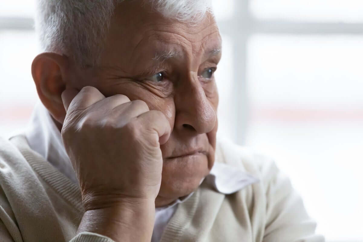 Homem idoso chateado